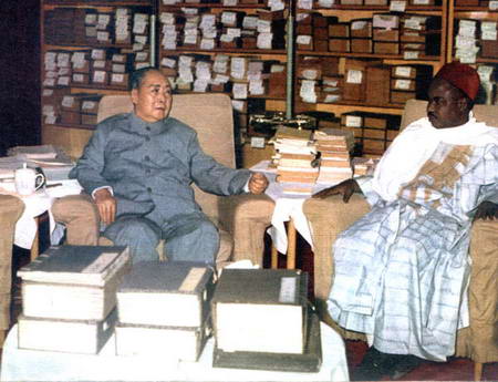 老照片：1973年3月，毛泽东会见喀麦隆总统阿希