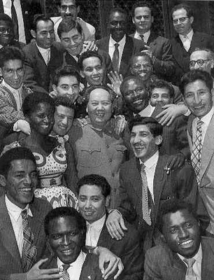 老照片：1959年，毛泽东和亚非拉各国青年朋友在一起
