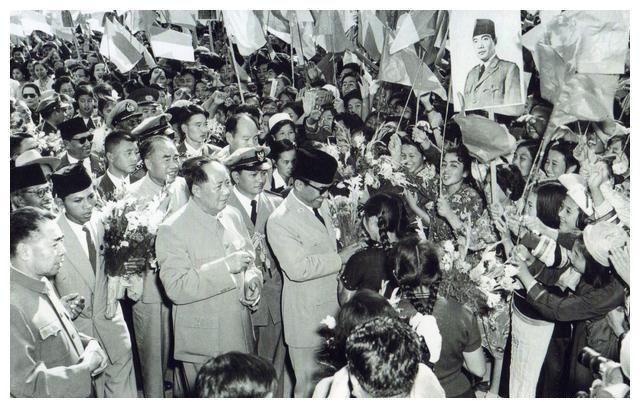 1956年9月30日，毛泽东、朱德、周恩来等在北京机场迎接印尼总统苏加诺一行。