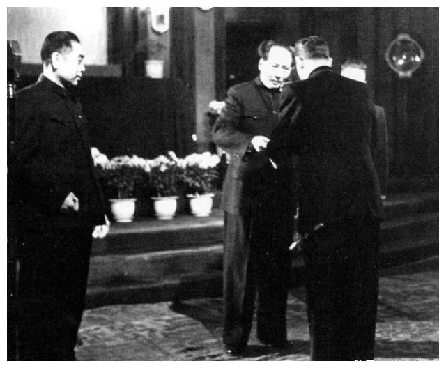 老照片：1949年10月，毛泽东接受苏联首任驻华大使罗申递交国书