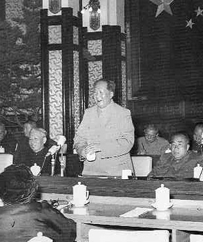 老照片：1956年5月2日，毛泽东在最高国务会议上