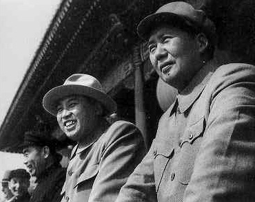 老照片：1954年10月1日，毛泽东同朝鲜民主主义共和国首相金日成在国庆典礼上
