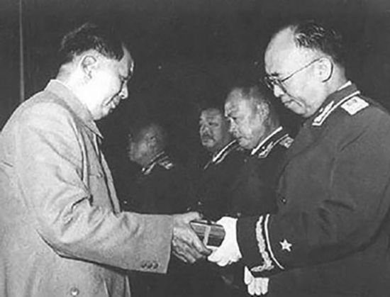 老照片：1955年，毛泽东为罗荣桓授勋。