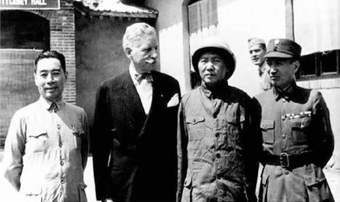 1945年毛泽东赴重庆谈判前与周恩来、赫尔利、张治中合影