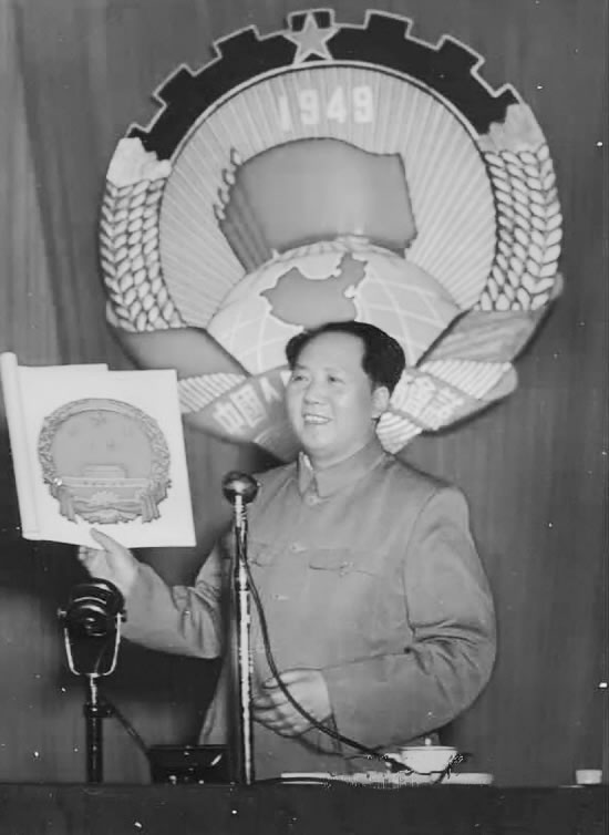 1950年9月20日，《中央人民政府主席毛泽东关于公布中华人民共和国国徽图案的命令》颁布，举世瞩目的中华人民共和国国徽宣告诞生。
