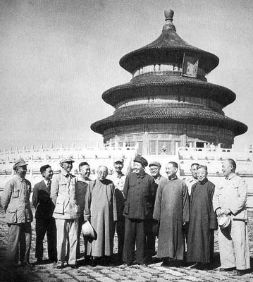 1949年9月19日，毛泽东邀请部分国民党起义将领和民主人士游览天坛。前排右二李明扬、右三程潜、右五张元济、右六陈明仁；后排右三李明灏、右四程星龄
