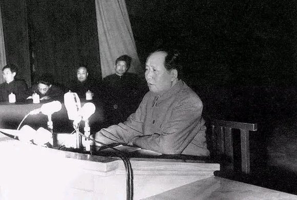 1957年3月18日，毛泽东视察山东，在济南珍珠泉给干部讲话。