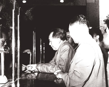 老照片：毛泽东在窗口买火车票